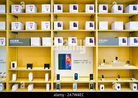 SHENZHEN, China - ca. April, 2019: Smartphones auf Anzeige an Huawei store in Shenzhen. Stockfoto