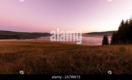 Die jizerka Siedlung im Isergebirge ist das Zentrum der Sommer- und Wintertourismus. Stockfoto