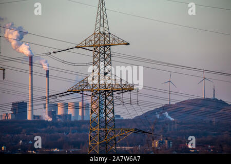 Stromleitungen, Hochspannungsmasten in Essen hinter der EON-Kohlekraftwerk Scholven, Gelsenkirchen, Windkraftanlagen Stockfoto