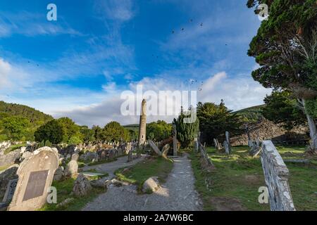Glendalough ist ein Dorf mit einem Kloster in der Grafschaft Wicklow, Irland. Das Kloster wurde im 6. Jahrhundert vom Heiligen Kevin, Einsiedler und Priester gegründet. Stockfoto