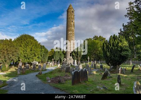 Glendalough ist ein Dorf mit einem Kloster in der Grafschaft Wicklow, Irland. Das Kloster wurde im 6. Jahrhundert vom Heiligen Kevin, Einsiedler und Priester gegründet. Stockfoto