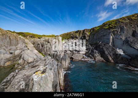 Typische Steilküste im Bereich der Dunlough Bucht im Südwesten von Irland. Stockfoto