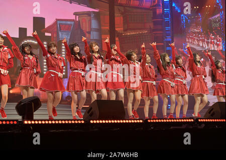 Mitglieder der Japanischen idol Mädchen Gruppe AKB48 und seinen internationalen Schwester Gruppen führen während der AKB48 Group Asia Festival in Shanghai, China, 24 Augu Stockfoto