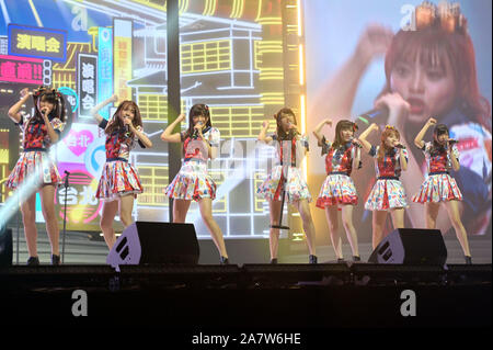 Mitglieder der Japanischen idol Mädchen Gruppe AKB48 und seinen internationalen Schwester Gruppen führen während der AKB48 Group Asia Festival in Shanghai, China, 24 Augu Stockfoto