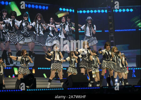 Mitglieder der Japanischen idol Mädchen Gruppe AKB48 und seinen internationalen Schwester Gruppen führen während der AKB48 Group Asia Festival in Shanghai, China, 24 Augu Stockfoto