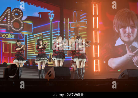 Mitglieder der Japanischen idol Mädchen Gruppe AKB48 und seinen internationalen Schwester Gruppen führen während der AKB48 Group Asia Festival in Shanghai, China, 24 Augu Stockfoto