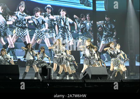 Mitglieder der Japanischen idol Mädchen Gruppe AKB48 und seinen internationalen Schwester Gruppen führen während der AKB48 Group Asia Festival in Shanghai, China, 24 Augu Stockfoto