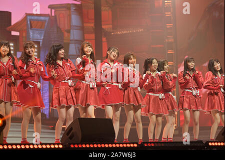 Mitglieder der Japanischen idol Mädchen Gruppe AKB48 und seinen internationalen Schwester Gruppen führen während der AKB48 Group Asia Festival in Shanghai, China, 24 Augu Stockfoto