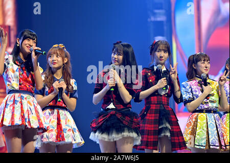 Mitglieder der Japanischen idol Mädchen Gruppe AKB48 und seinen internationalen Schwester Gruppen führen während der AKB48 Group Asia Festival in Shanghai, China, 24 Augu Stockfoto