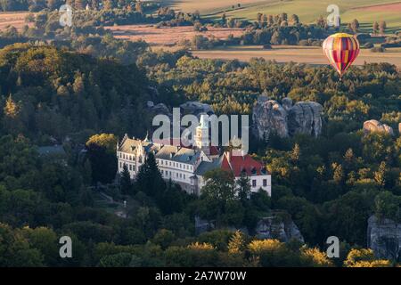 Chateau Hruba Skala im Böhmischen Paradies auf den Luftaufnahmen. Stockfoto