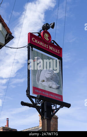 Pub Zeichen für die Swan mit zwei Nicks, einen traditionellen Pub im Dorf Sharnbrook, Bedfordshire, Großbritannien; Teil des Charles Wells Brauerei Kette. Stockfoto