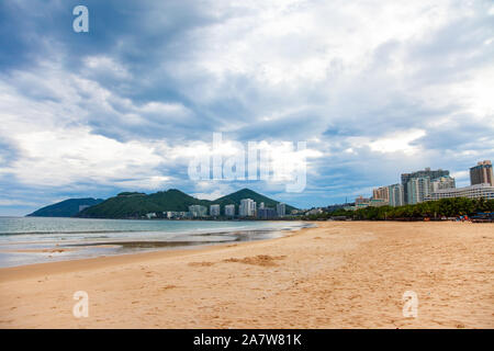 Hainan Insel tropischer sonniger Tag mit Meer und blauem Himmel Stockfoto