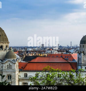 Dach und zwei Türme von Gellert Thermalbad Komplex mit Budapest Stadtbild auf einem Hintergrund. Stockfoto