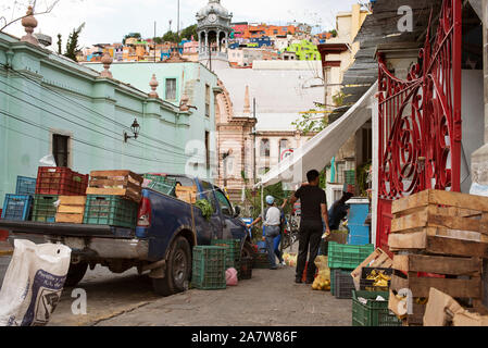 Lokale Mexikanische Anbieter bei der Arbeit in der Nähe des Mercado Hidalgo. Guanajuato, Mexiko. Jun 2019 Stockfoto