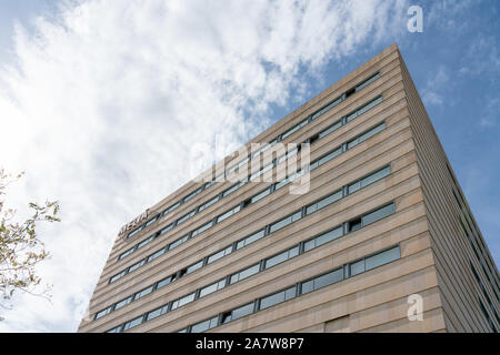 Palma de Mallorca, Spanien/November 01, 2019: Fassade des Melia Palma Bay Luxury Hotel an der Küste, die zu den internationalen Melia Hotels Stockfoto