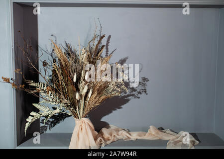Schönen Herbst Blumenstrauß gemischt-Filialen. Der Beruf des Floristen Stockfoto