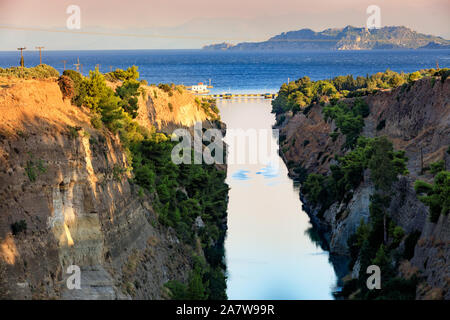 Blick auf den Kanal von Korinth in Griechenland, die Kürzeste europäischen Kanal 6,3 km lang, Anschließen der Ägäis und im Ionischen Meer. Stockfoto