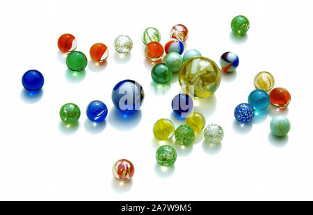 Beutel mit Kugeln und Perlen auf weißem Hintergrund Stockfoto