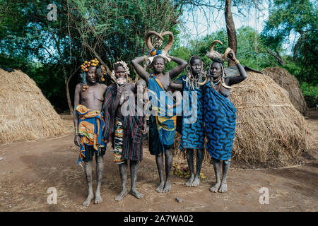 Äthiopien, OMO VALLEY, 6. Mai: Gruppe von Frauen und Kindern der wildesten und gefährlichsten Afrikanischen Mursi Menschen Stamm nach original Tradit Stockfoto