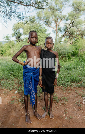 Äthiopien, OMO VALLEY, 6. Mai: jungen Jungen der wildesten und gefährlichsten Afrikanischen Mursi Menschen Stamm Leben nach ursprünglicher Traditionen in Omo Valley Stockfoto