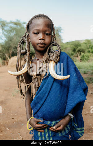 Äthiopien, OMO VALLEY, 6. Mai: Jungen im wildesten und gefährlichsten Afrikanischen Mursi Menschen Stamm Leben nach ursprünglicher Traditionen in Omo Valley, Stockfoto