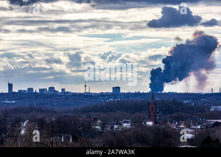 Skyline von Essen, Stadtmitte, Wolkenkratzer, rauchsäule über eine Industrial Estate, durch einen Großbrand in einer Lagerhalle verursacht, Stockfoto