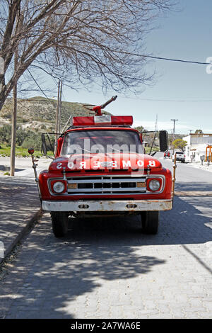 Punta oder Puerto Piramides freiwillige Feuerwehr Station. Alte Fire Engine auf einem Ford Pick-up mit langem Radstand. Stockfoto