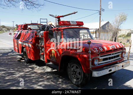 Punta oder Puerto Piramides freiwillige Feuerwehr Station. Alte Fire Engine auf einem Ford Pick-up mit langem Radstand. Stockfoto