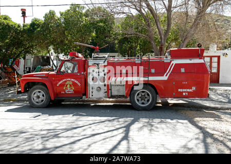 Punta oder Puerto Piramides freiwillige Feuerwehr Station. Alte Fire Engine auf einem Ford Pick-up mit langem Radstand. Stockfoto