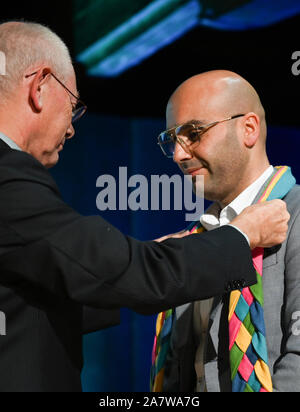 Konstanz, Deutschland. 04 Nov, 2019. Herman Van Rompuy (l), ehemaliger Premierminister von Belgien, vergibt den Bodensee Rat Preis im Gebäude des Rates zu Mohamed El Bachiri. El Bachiri verloren, sein Weib, in der Angriffe in Brüssel im Jahr 2016 und hat sich seit der friedlichen Koexistenz der Religionen in Europa ausgesprochen. Credit: Felix Kästle/dpa/Alamy leben Nachrichten Stockfoto