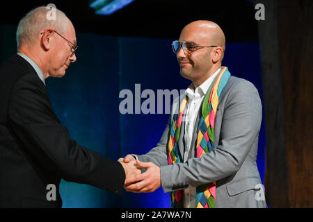 Konstanz, Deutschland. 04 Nov, 2019. Herman Van Rompuy (l), ehemaliger Premierminister von Belgien, vergibt den Bodensee Rat Preis im Gebäude des Rates zu Mohamed El Bachiri. El Bachiri verloren, sein Weib, in der Angriffe in Brüssel im Jahr 2016 und hat sich seit der friedlichen Koexistenz der Religionen in Europa ausgesprochen. Credit: Felix Kästle/dpa/Alamy leben Nachrichten Stockfoto