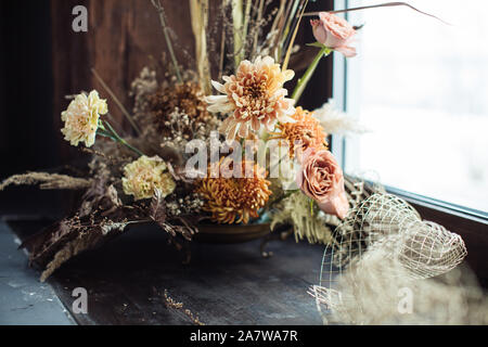 Schönen Herbst Blumenstrauß aus gemischten Blumen mit trockenen Zweigen. Die Arbeit der Floristen. Schönen Blumenstrauß. Blume Lieferung Stockfoto