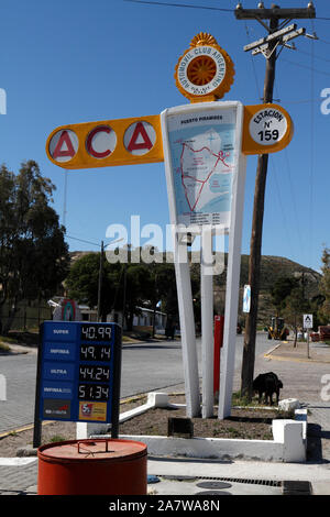 Puerto Piramides - Karte in ACA Tankstelle unterzeichnen. Automovil Club. Argentinien. FIA, AIT, FITAC Stockfoto