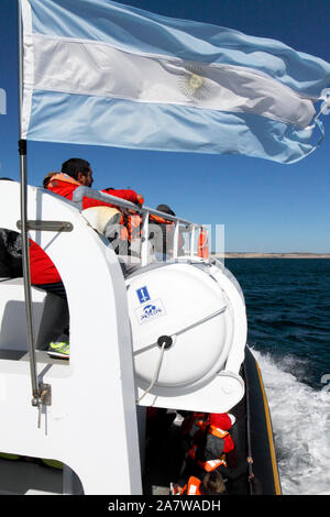 Whale Watching Boot vom südlichen Geist, Halbinsel Valdes, Provinz Chubut, Argentinien, Patagonien. Stockfoto