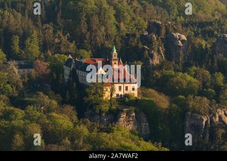 Chateau Hruba Skala im Böhmischen Paradies auf der Luftaufnahme. Stockfoto