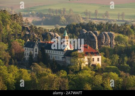 Chateau Hruba Skala im Böhmischen Paradies auf der Luftaufnahme. Stockfoto