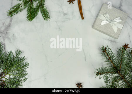 Weihnachten Rahmen Hintergrund auf Marmor mit silber Dekoration und Geschenk Box. Stockfoto