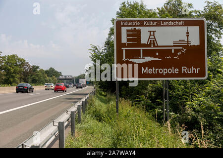 Touristische Werbung zu unterzeichnen, Wegweiser in die Metropole Ruhr, Ruhrgebiet auf der A52, in der Nähe von Ratingen, Richtung Essen, Stockfoto