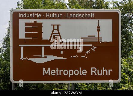 Touristische Werbung zu unterzeichnen, Wegweiser in die Metropole Ruhr, Ruhrgebiet auf der A52, in der Nähe von Ratingen, Richtung Essen, Stockfoto