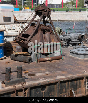 Nahaufnahme eines alten rostigen Zweischalengreifer von Drahtseilen und Ketten. Stockfoto