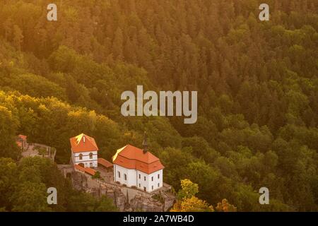 Valdstejn Burg im Böhmischen Paradies auf dem Luftbild Stockfoto