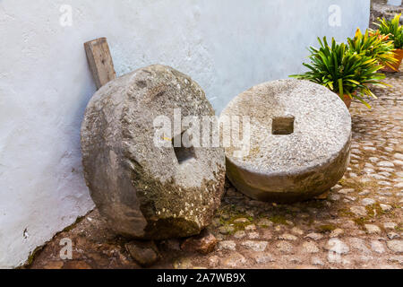 Zwei alte Mühlsteine in der Serra Tramuntana, Mallorca, Spanien Stockfoto