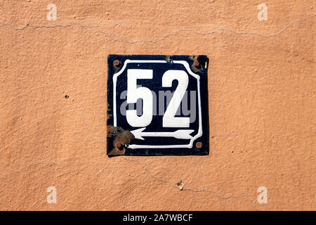 Hausnummer Schild an der Wand Stockfoto