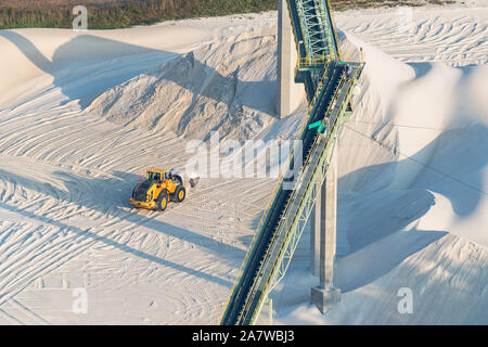 Bagger bei der Arbeit in einem Glas sand Steinbruch auf Luftbild Stockfoto