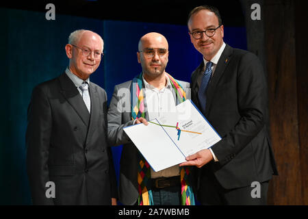 Konstanz, Deutschland. 04 Nov, 2019. Herman Van Rompuy (L-R), ehemaliger Premierminister von Belgien, der Sieger der Bodensee Rat Preis Mohamed El Bachiri und Uli Burchardt, Oberbürgermeister der Stadt Konstanz, der das Zertifikat besitzt, stehen Seite an Seite bei der Preisverleihung. El Bachiri verloren, sein Weib, in der Angriffe in Brüssel im Jahr 2016 und hat sich seit der friedlichen Koexistenz der Religionen in Europa ausgesprochen. Credit: Felix Kästle/dpa/Alamy leben Nachrichten Stockfoto