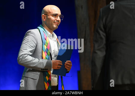 Konstanz, Deutschland. 04 Nov, 2019. Mohamed El Bachiri hält das Zertifikat in der Hand nach dem Erhalt der Bodensee Rat Preis im Gebäude des Rates. Er trägt die Schärpe um den Hals als ein Zeichen für die Vergabe des Preises. El Bachiri verloren, sein Weib, in der Angriffe in Brüssel im Jahr 2016 und hat sich seit der friedlichen Koexistenz der Religionen in Europa ausgesprochen. Credit: Felix Kästle/dpa/Alamy leben Nachrichten Stockfoto