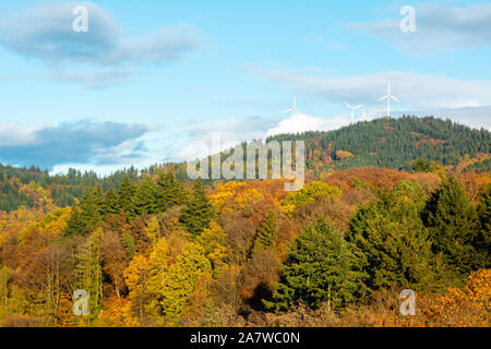 Schwarzwald Hügeln in der Nähe von Freiburg im Breisgau, herbstliche Farben und drei Windkraftanlagen auf der Oberseite. Stockfoto