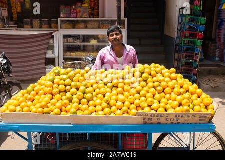 Portrait von straßenhändler verkaufen Orangen in Trichy, Tamil Nadu, Indien Stockfoto