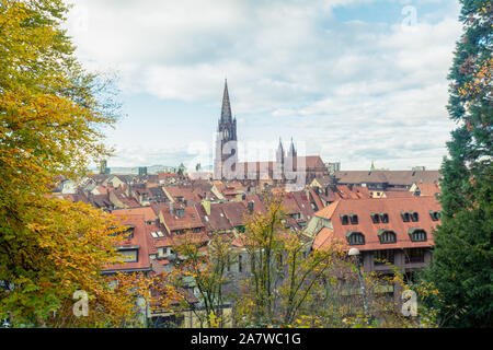 Natürlicher Rahmen, Blick auf die Stadt Freiburg im Breisgau aus der Ecke auf dem Schlossberg Stockfoto