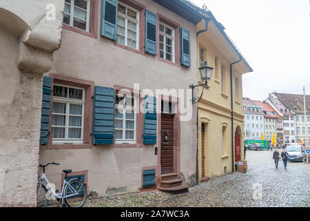 Freiburg im Breisgau, Deutschland - 13 November 2018: Ecke von Münster Platz mit malerischen und farbenfrohe Gebäude Stockfoto